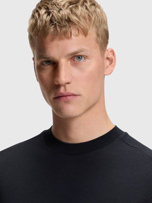 T-shirt with a round neckline - 4