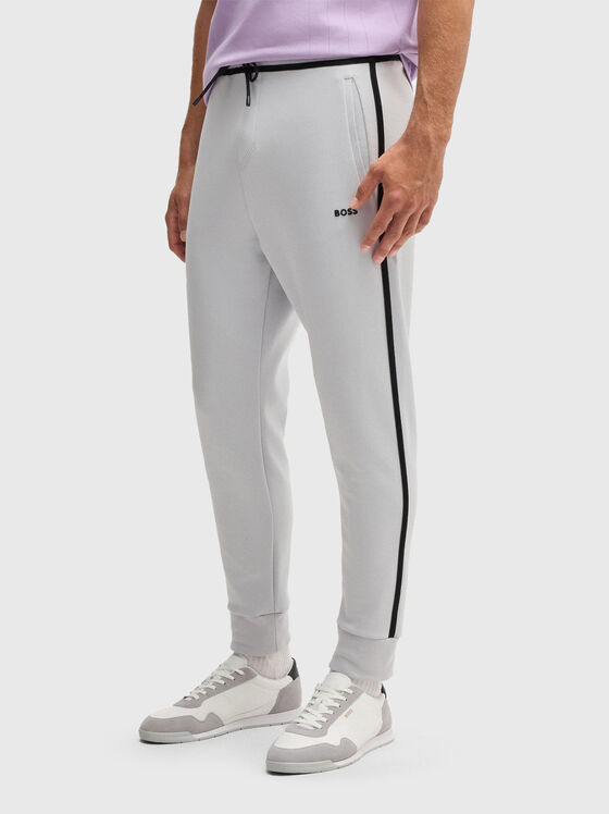 Сив спортен панталон с лого - 1