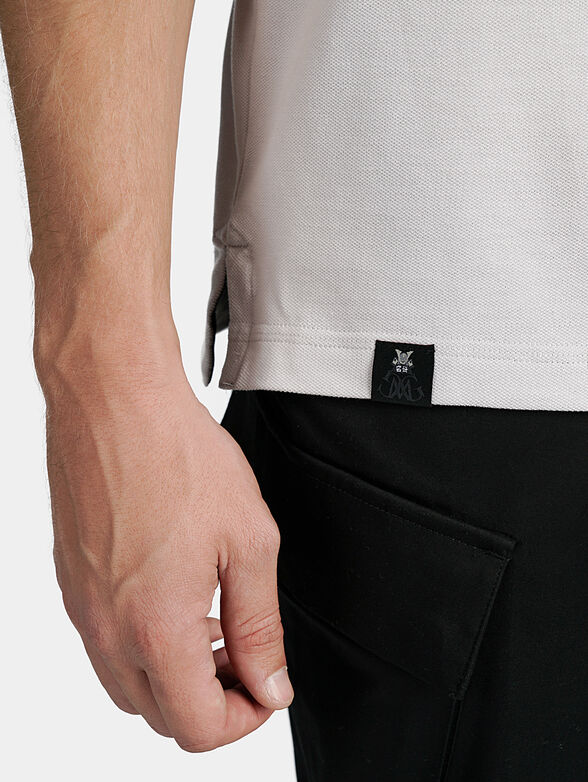 Grey polo-shirt with contrasting embroideries - 3