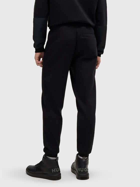 Черен спортен панталон с лого патч - 2
