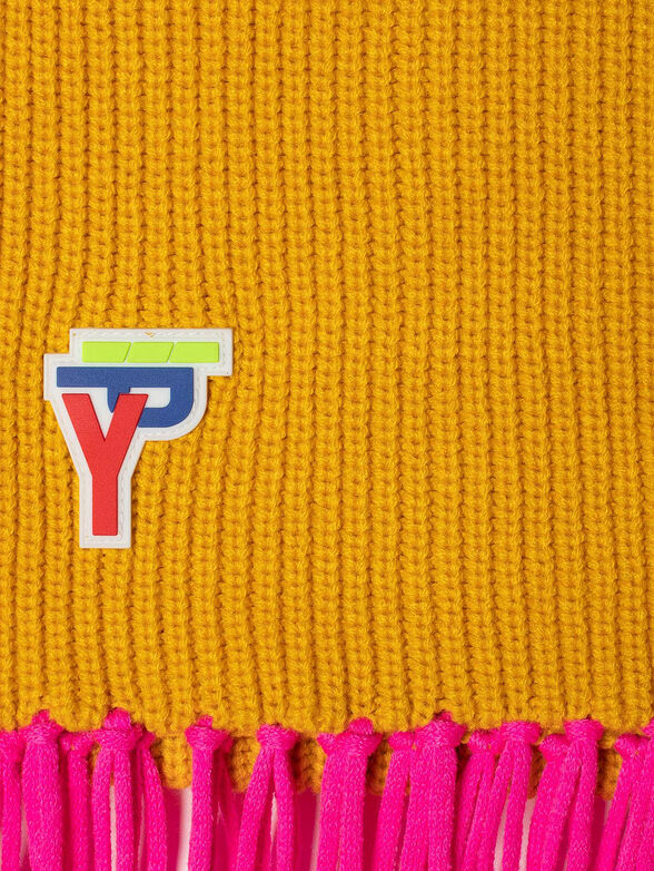Knitted scarf with fringles and logo - 2