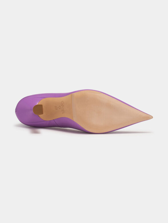 Heeled shoes in peach color - 5