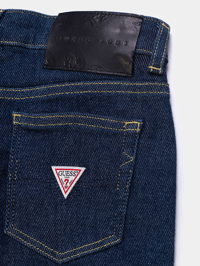 Blue jeans with contrasting logo patch - 3