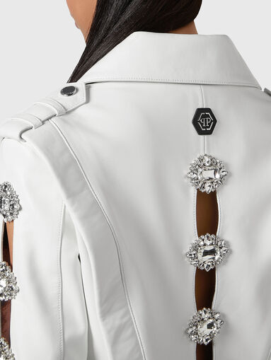 White leather jacket with brooches - 4