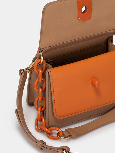 Beige shoulder bag with orange details - 5