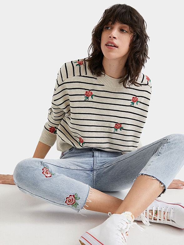 Cropped jeans with floral details - 5