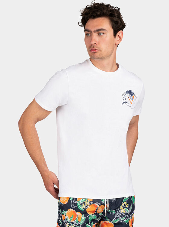 Бяла тениска с цветен принт - 1