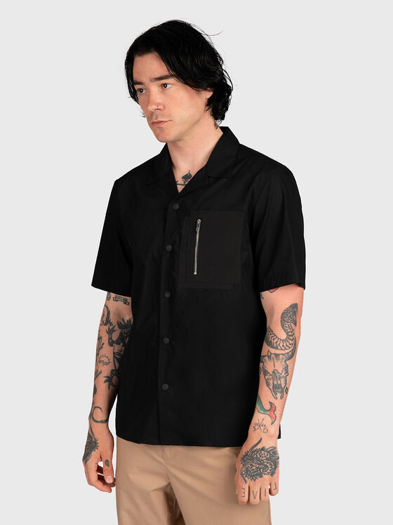 Черна риза с акцентен джоб с цип - 1