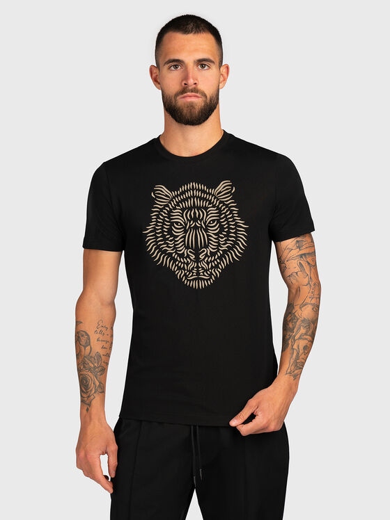 Черна тениска с контрастен принт - 1