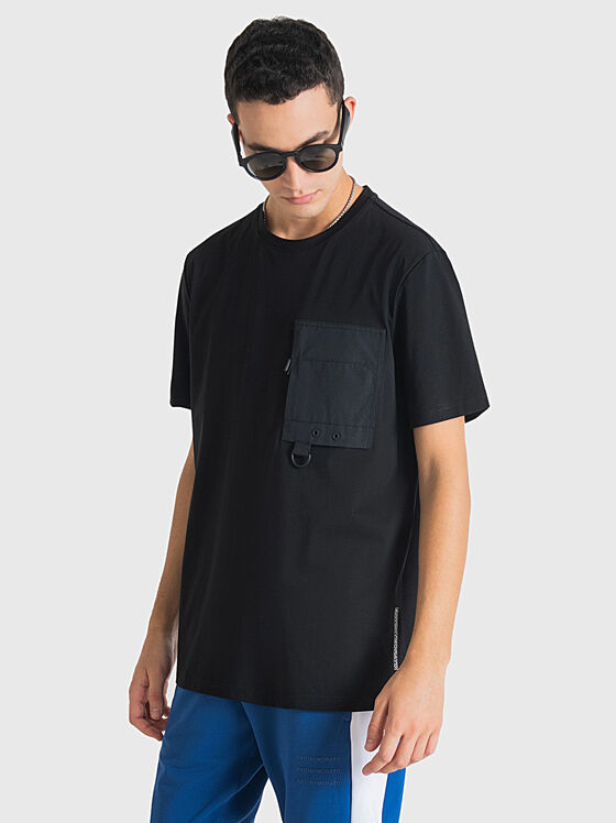 Черна памучна тениска с акцентен джоб - 1
