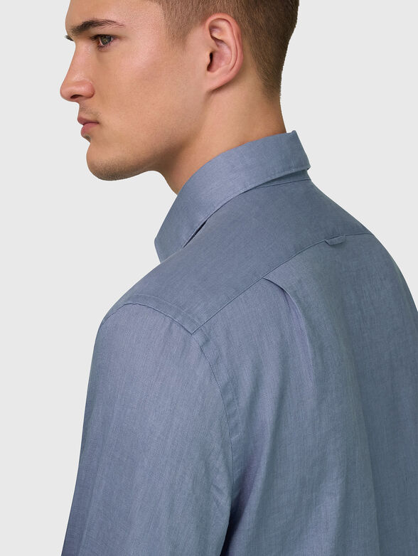 Linen shirt with contrasting buttons - 4