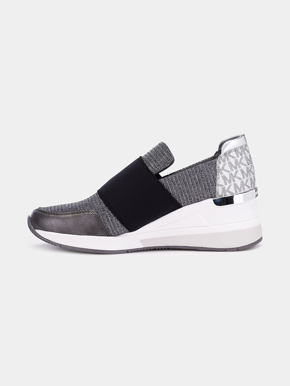 Sports shoes with logo - 4