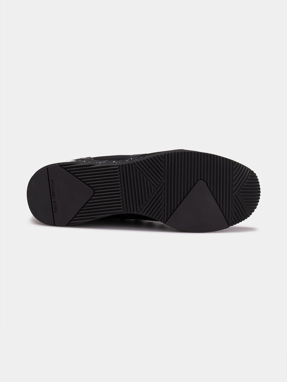 LIV Trainers on platform - 6