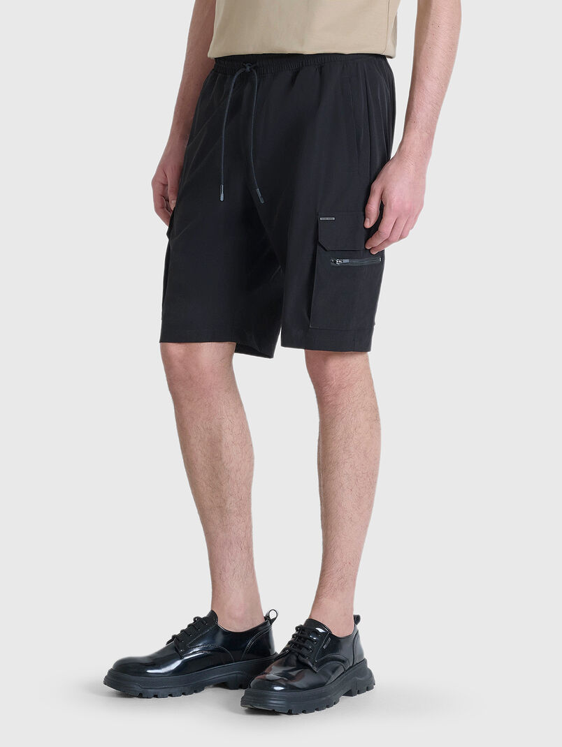 Sports shorts with accent pockets - 3