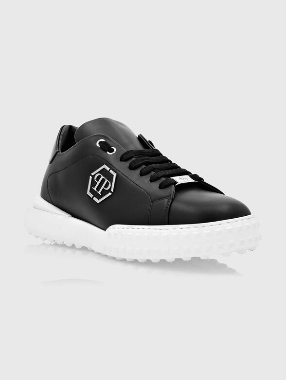 Sports shoes in black with logo accent  - 2