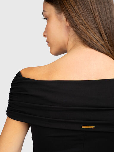 Midi dress with a ruffle - 3