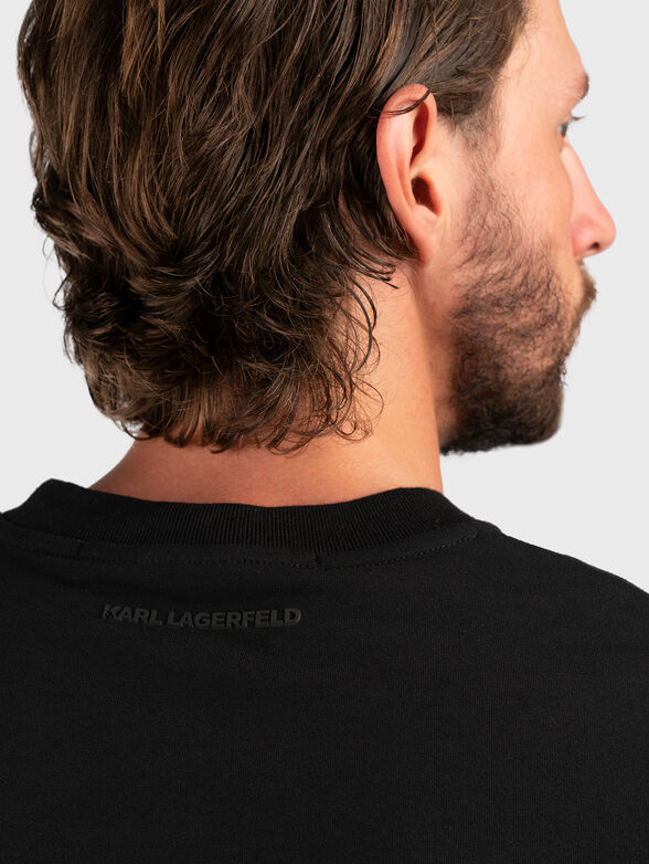 Black T-shirt with contrasting logo accent - 3