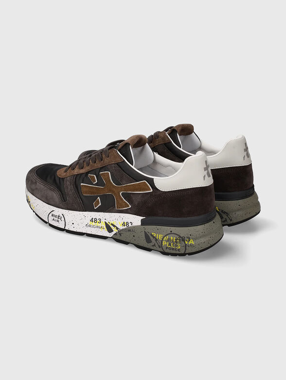 Sneakers with a contrasting logo - 4
