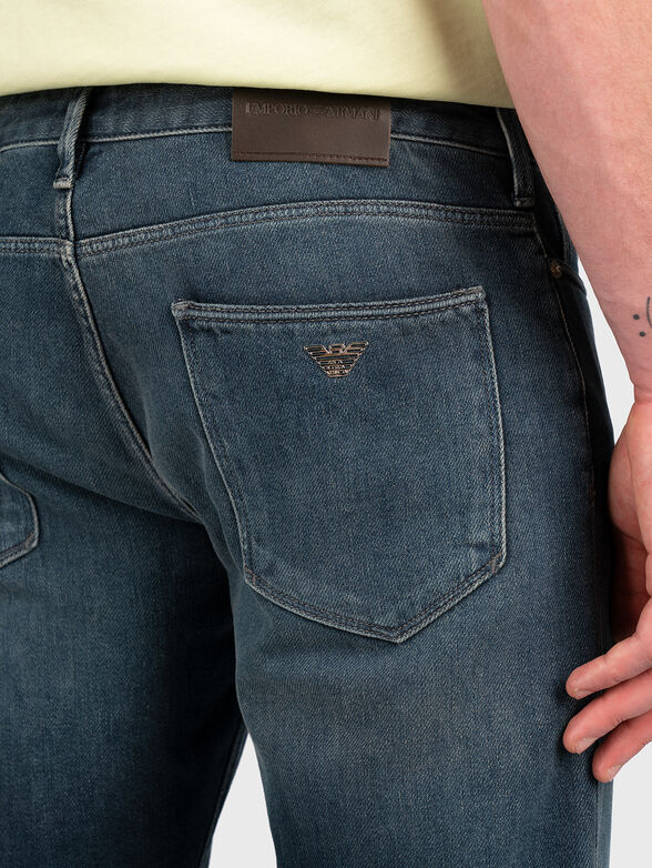 Blue jeans with metal logo accent - 3