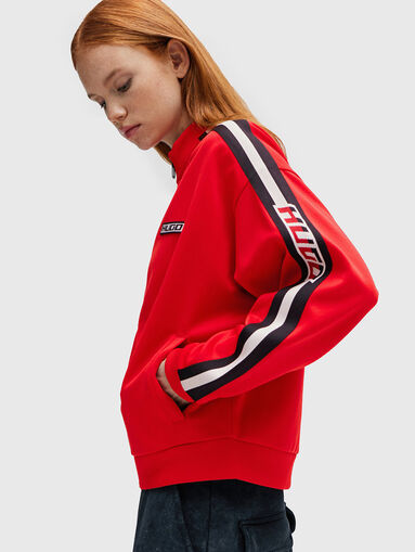 Sweatshirt with contrast stripes - 4