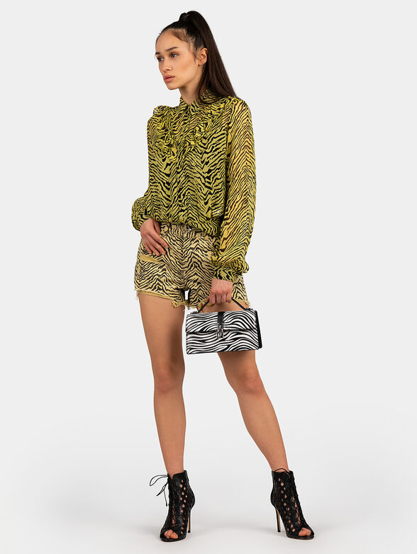 Denim shorts with animal print - 3