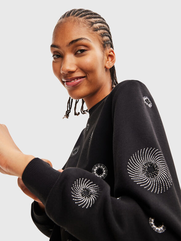 Sweatshirt with an crewneck and embroidery - 4