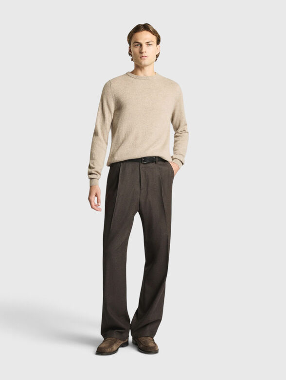 Cashmere sweater with an oval neckline - 2
