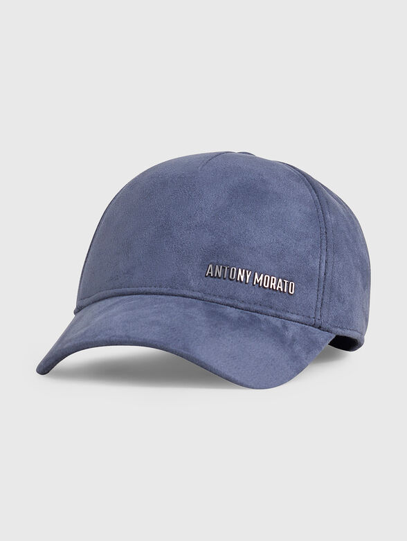 Baseball cap with a contrasting logo - 2