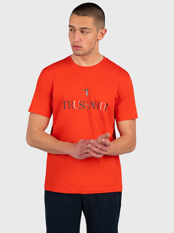 Тениска в оранжев цвят с принт - 1