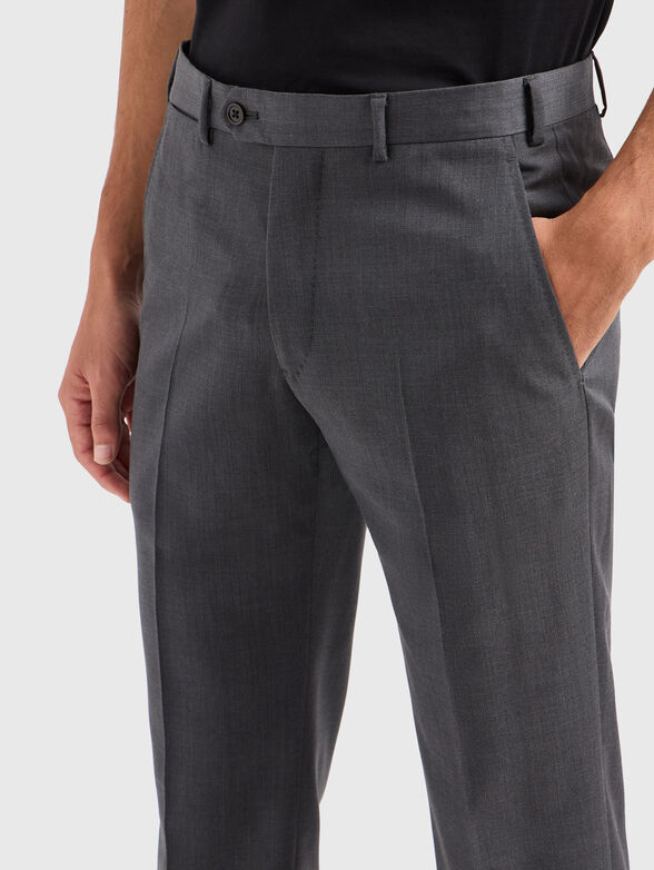 Straight trousers with pockets - 3