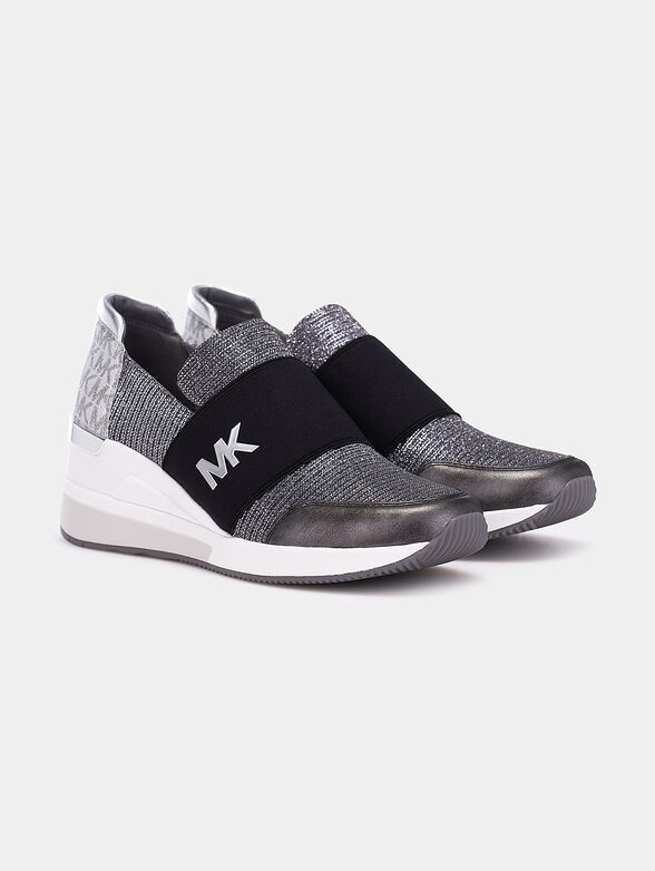 Sports shoes with logo - 2