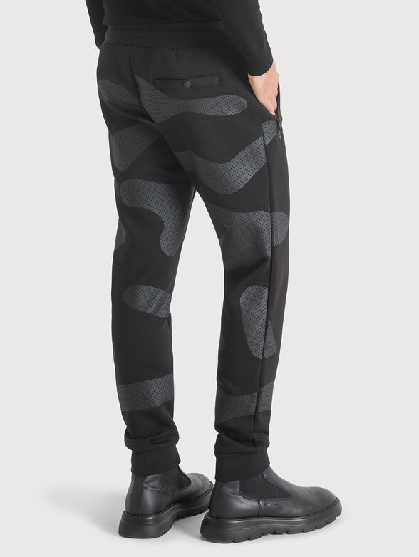 Sports trousers with camouflage print - 2