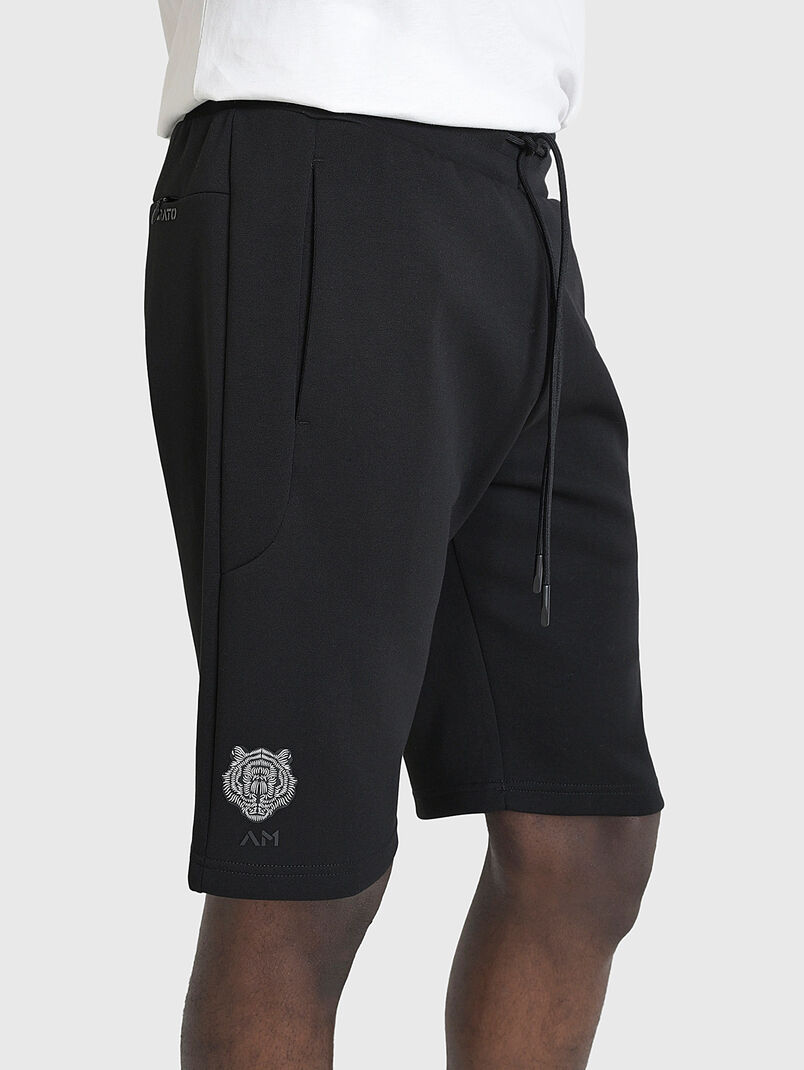 Sports shorts in black with logo detail - 3