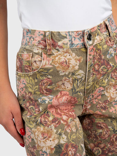 High waisted jeans with floral print - 4