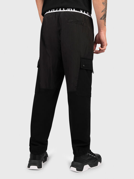 Черен спортен панталон с лого детайл - 2
