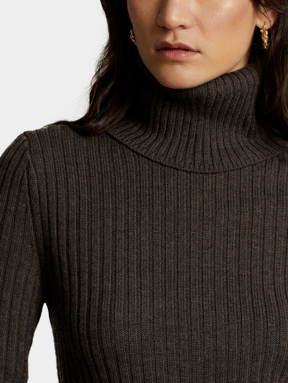 Cropped wool sweater in dark brown color - 3