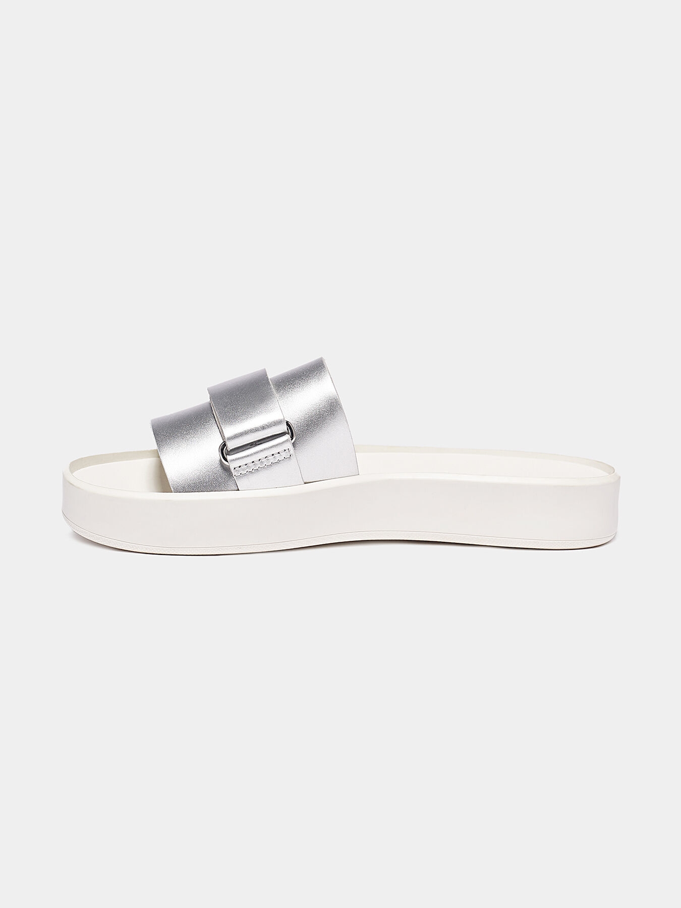 PIRLE slides brand LACOSTE Globalbrandsstore en