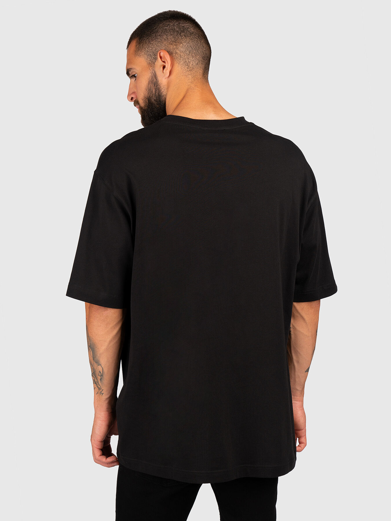 Tシャツ・カットソー VERSACE JEANS COUTURE Men T-shirt Black 77GAHT03CJ00T 899 Oversize T-shirt with print brand VERSACE JEANS COUTURE
