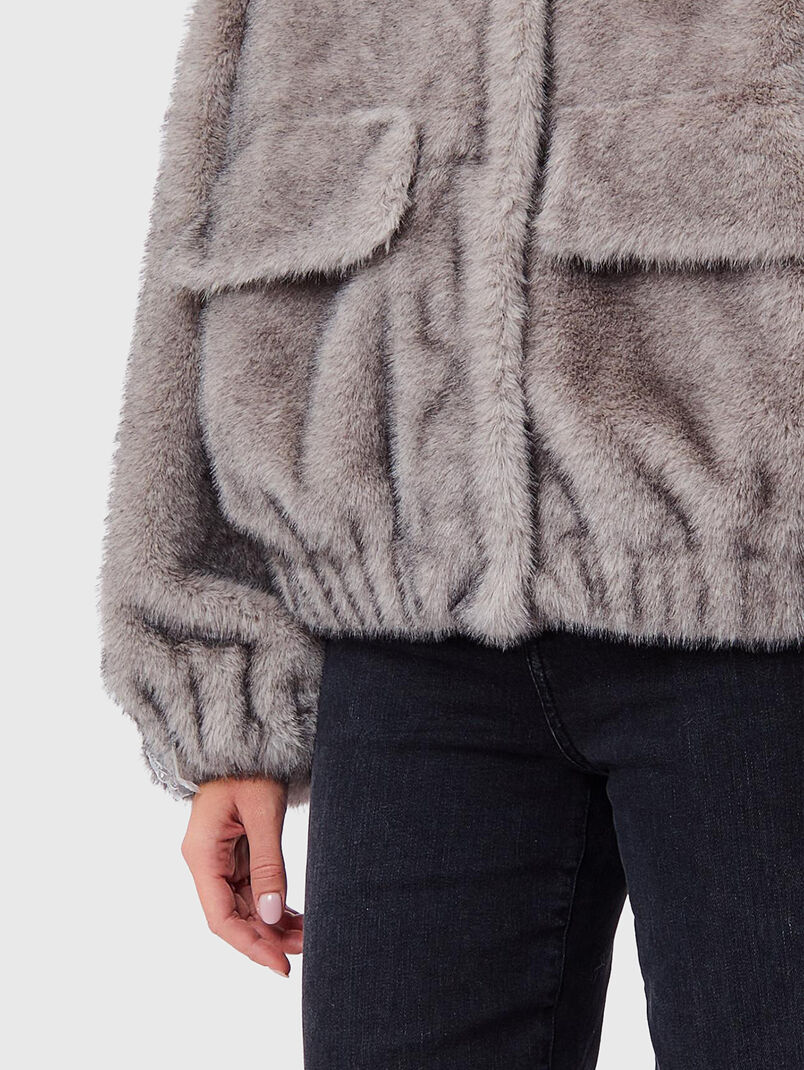 Short coat with accent pockets and brooch - 3