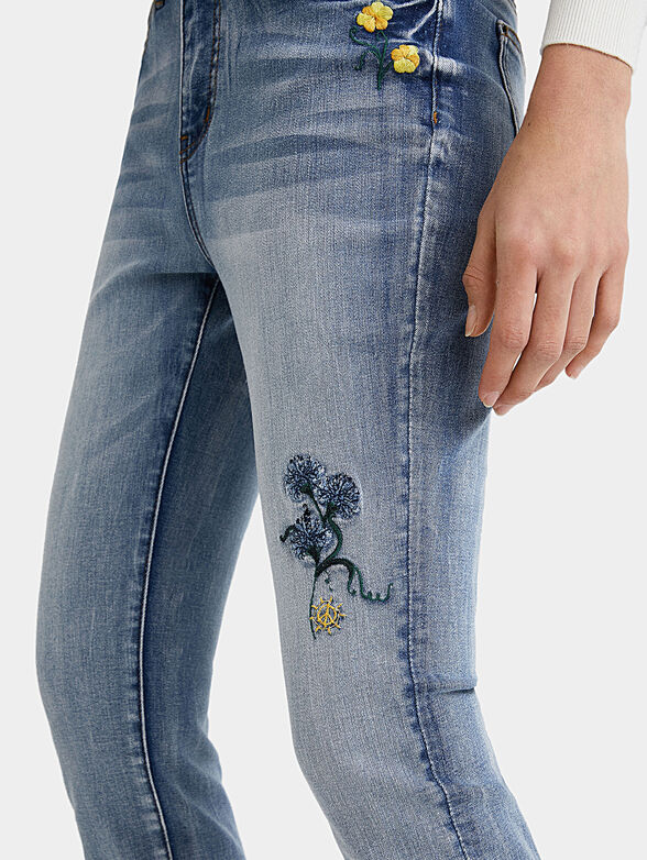 Skinny jeans with floral details - 4