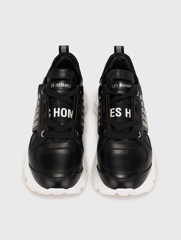 Sports shoes with eyelets - 6