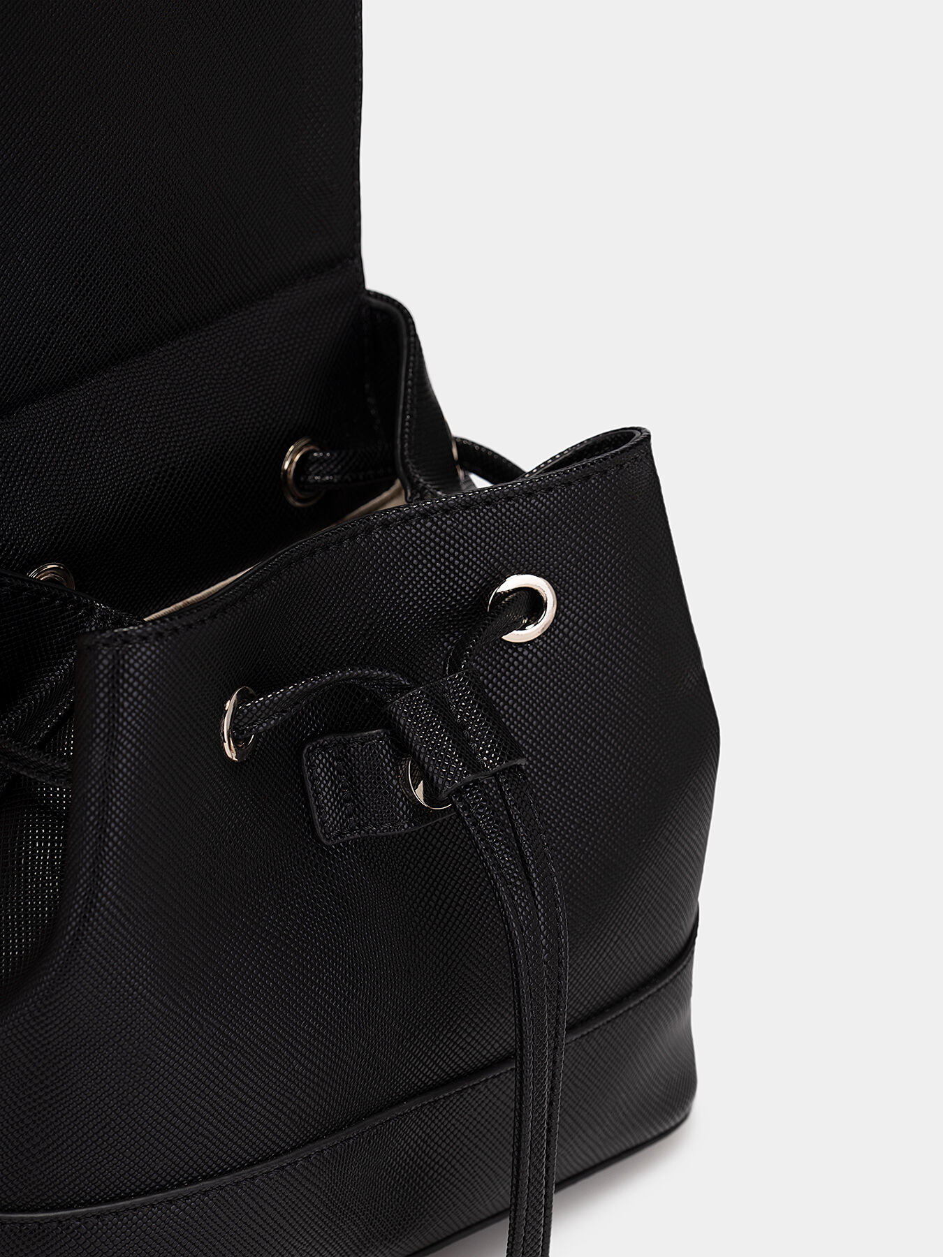 CORDELIA Saffiano backpack brand GUESS — Globalbrandsstore.com/en