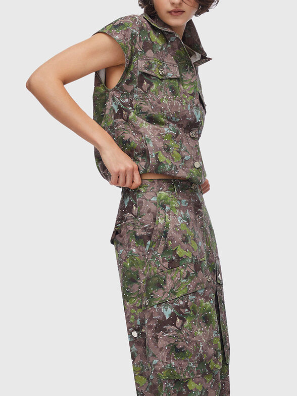 Pants with  floral print and crystal appliqu&eacute;s - 5