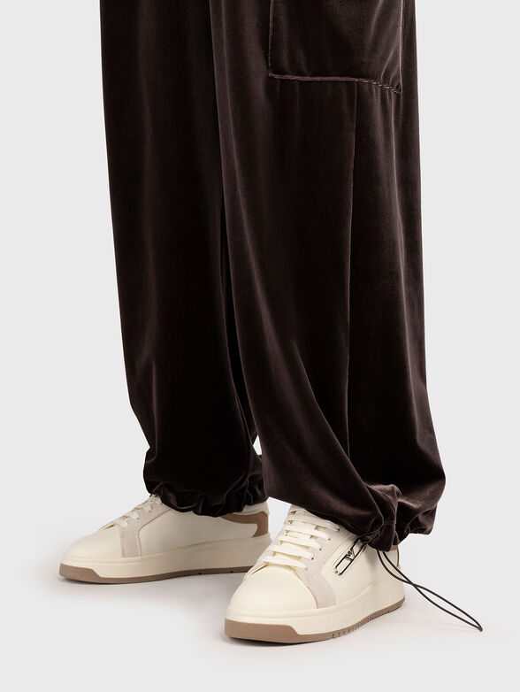 Sports pants with side pockets - 4