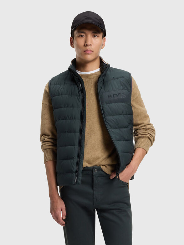 Cap with visor and a logo detail - 2