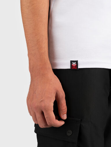 TV039 white V-neck T-shirt  - 4