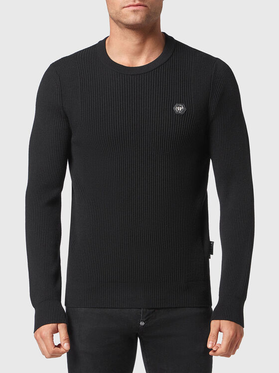 Черен пуловер с овално деколте  - 1