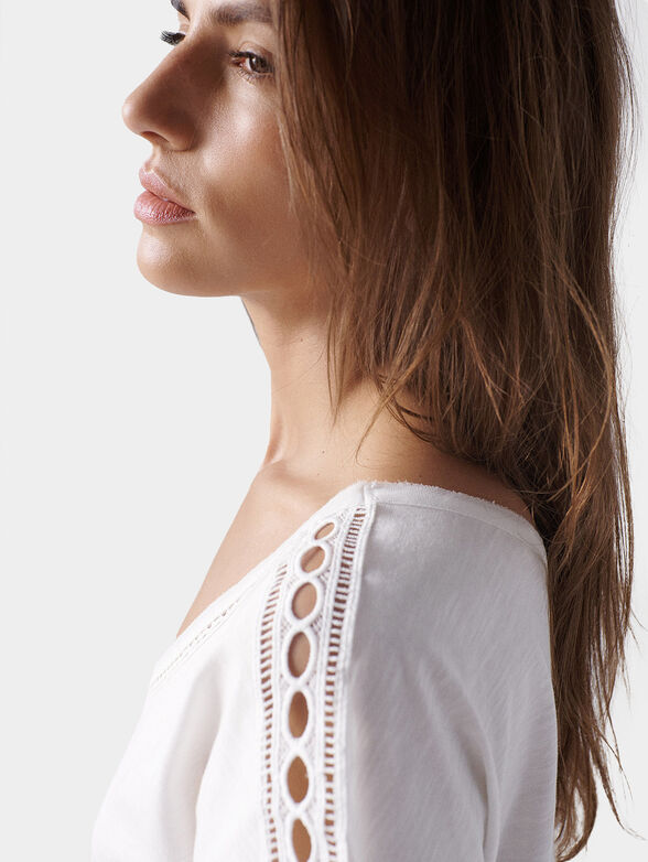 White T-shirt with lace accents - 6