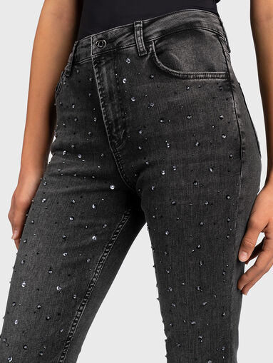 High-waisted jeans with accentuating sequins - 3