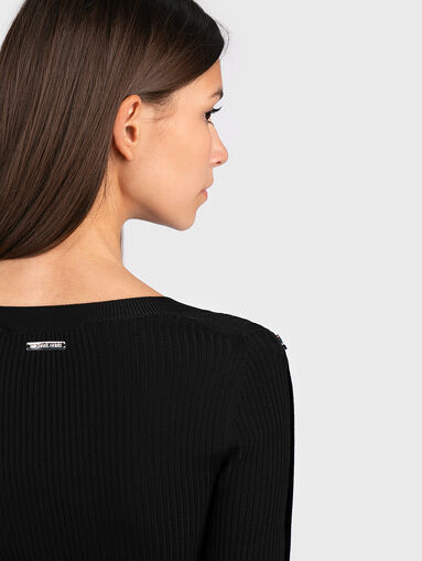 Sweater with buttones on the sleeves - 5